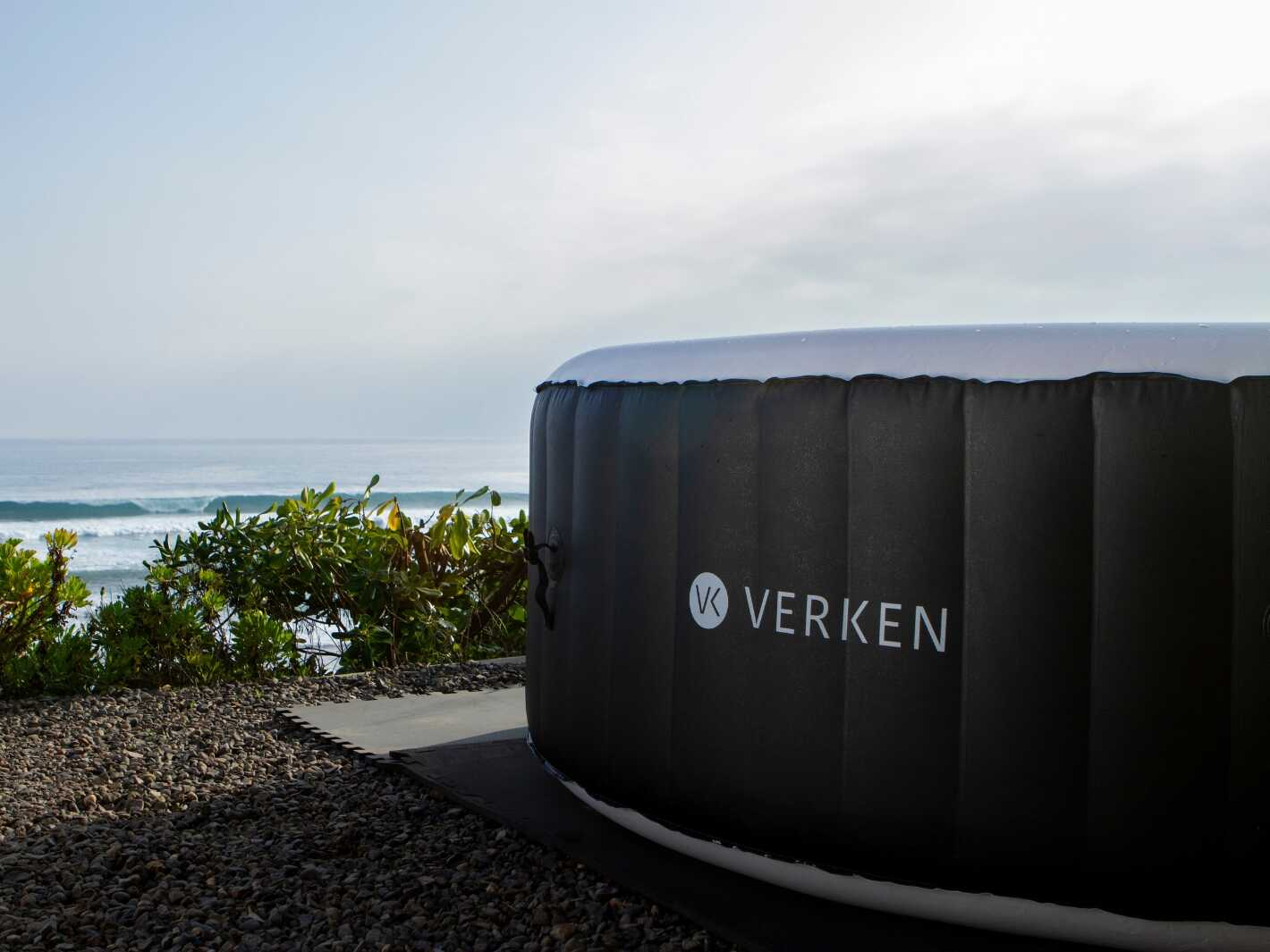 Jacuzzi Inflable Verken con el mar de fondo